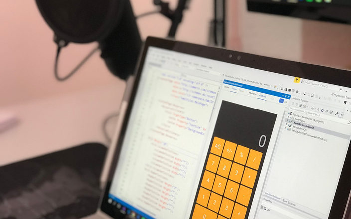 ノートパソコンでスマートフォンアプリを開発している画面